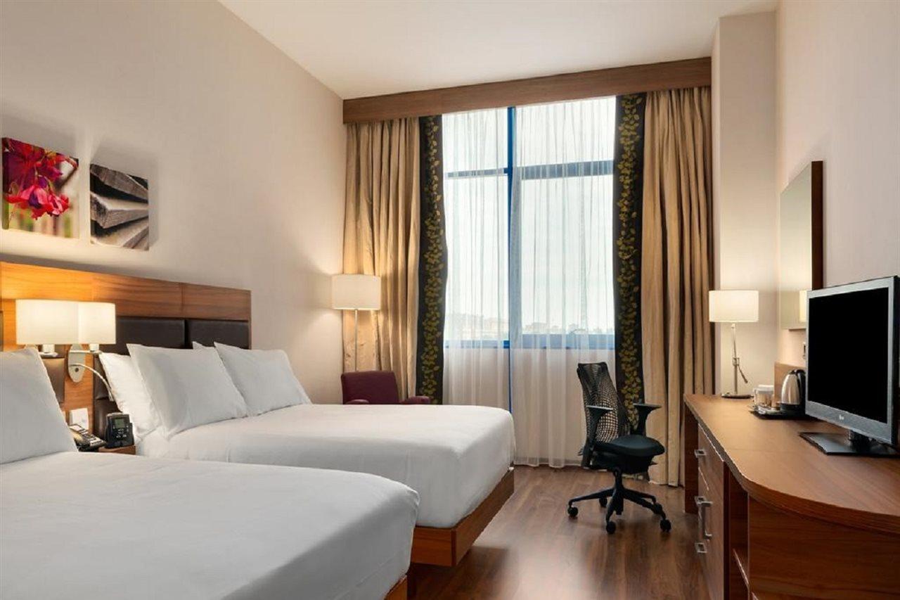 Hilton Garden Inn Sevilla Bagian luar foto