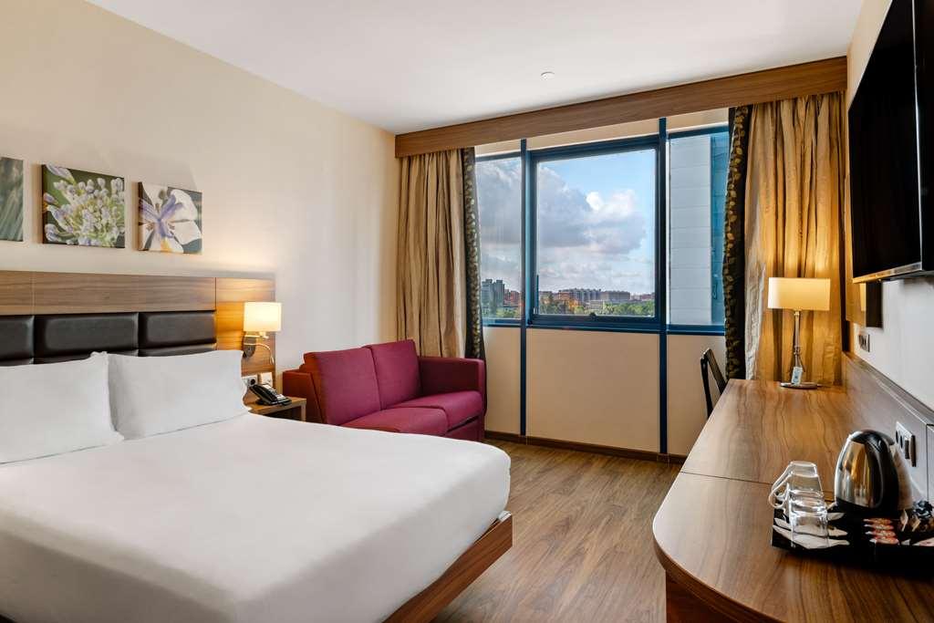 Hilton Garden Inn Sevilla Ruang foto