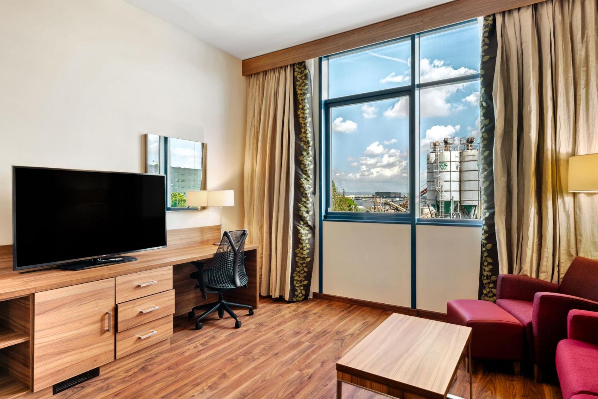 Hilton Garden Inn Sevilla Bagian luar foto