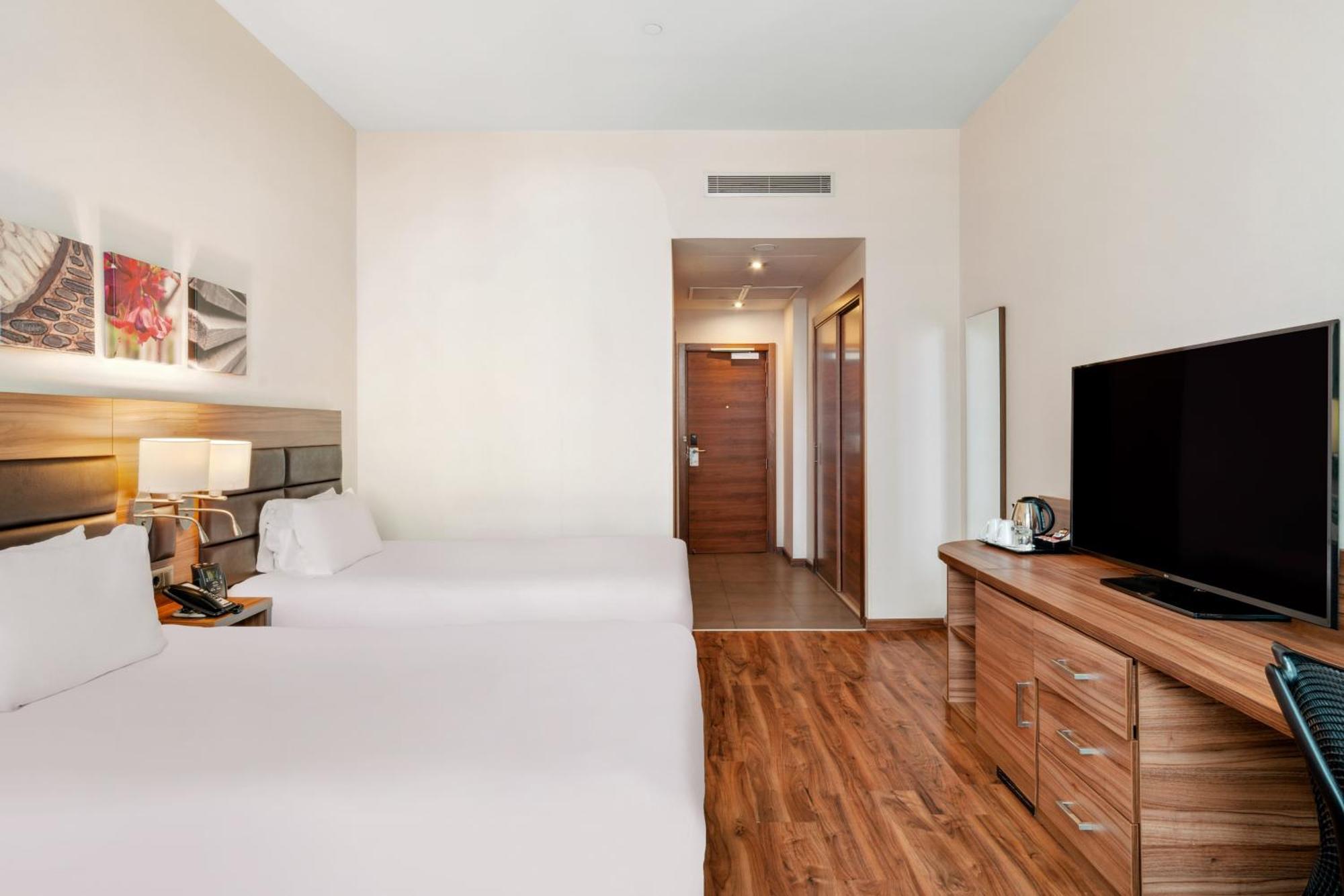 Hilton Garden Inn Sevilla Bagian luar foto