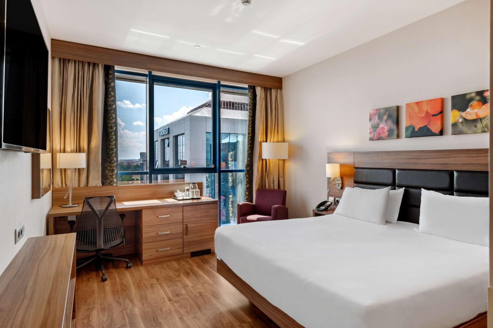 Hilton Garden Inn Sevilla Bagian luar foto