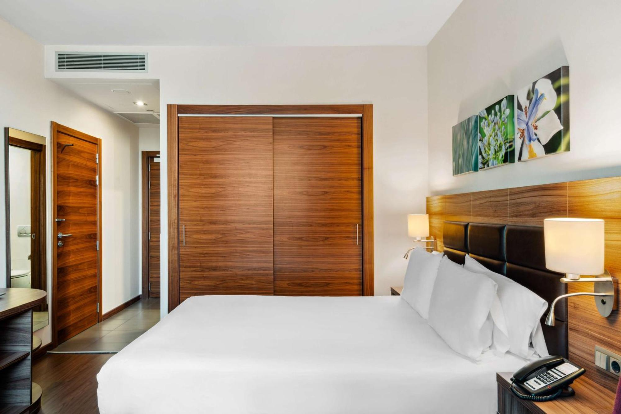 Hilton Garden Inn Sevilla Bagian luar foto