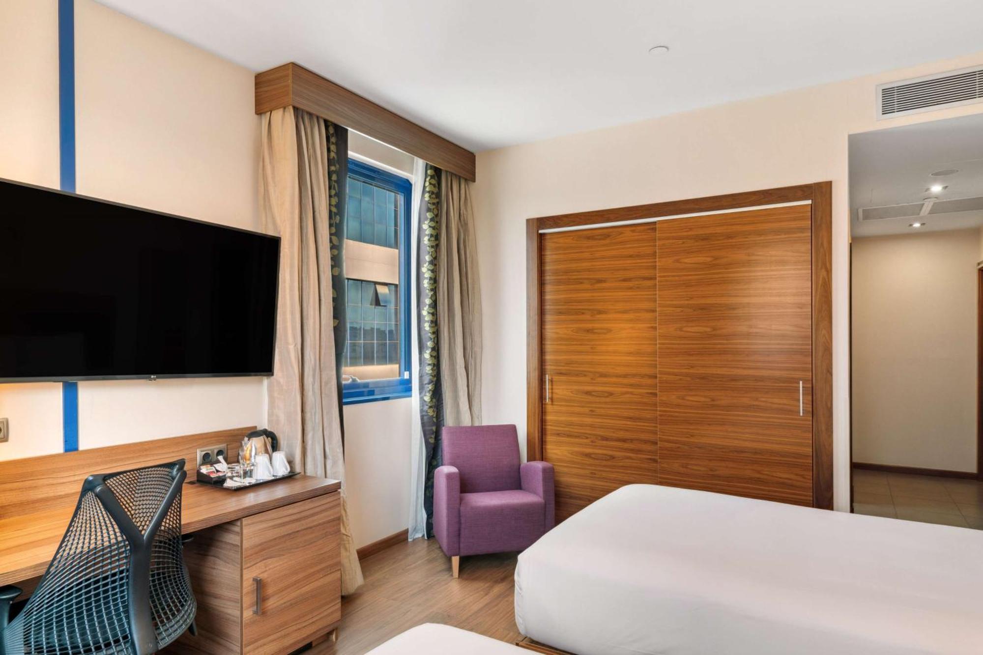 Hilton Garden Inn Sevilla Bagian luar foto
