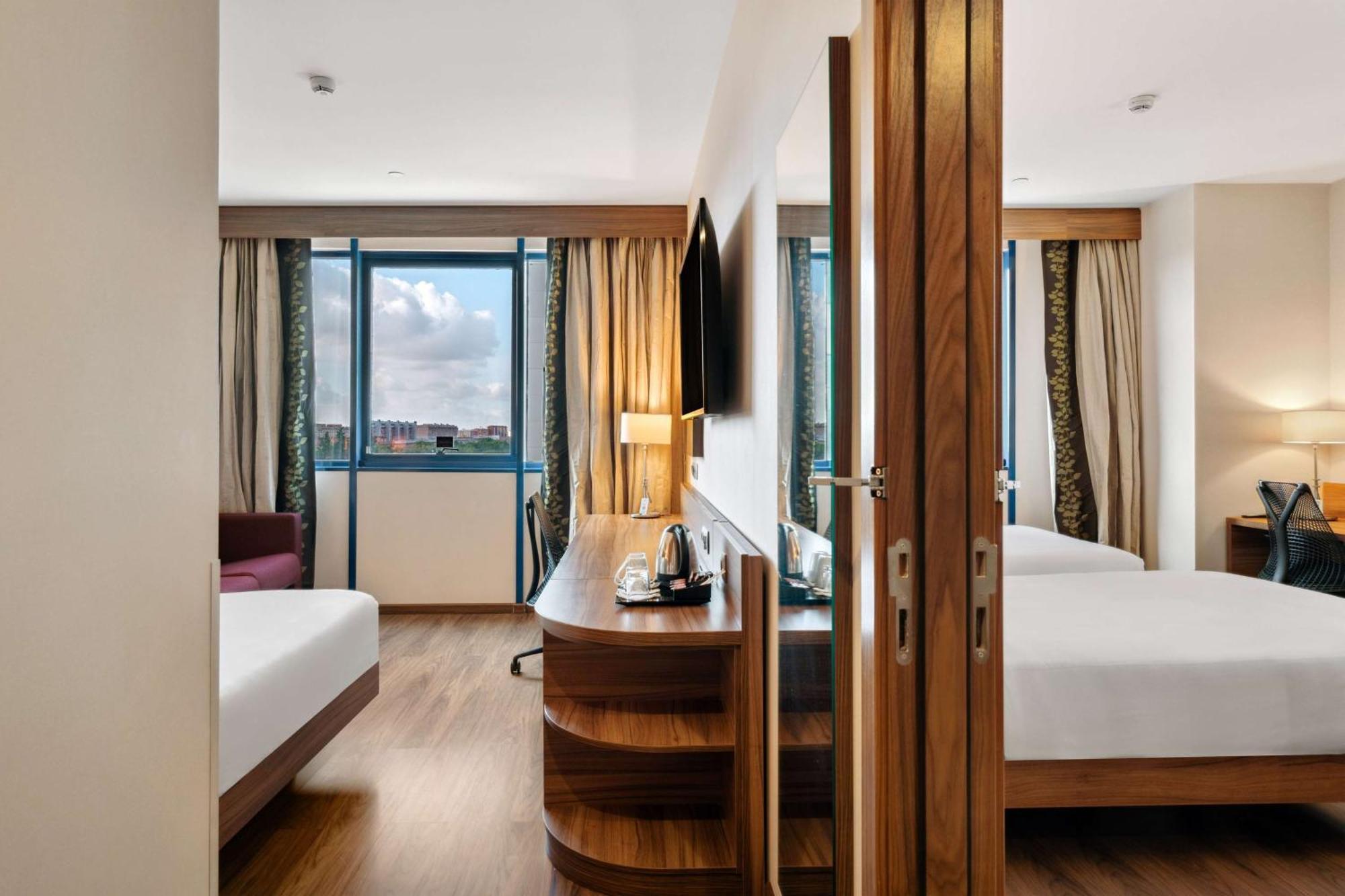 Hilton Garden Inn Sevilla Bagian luar foto