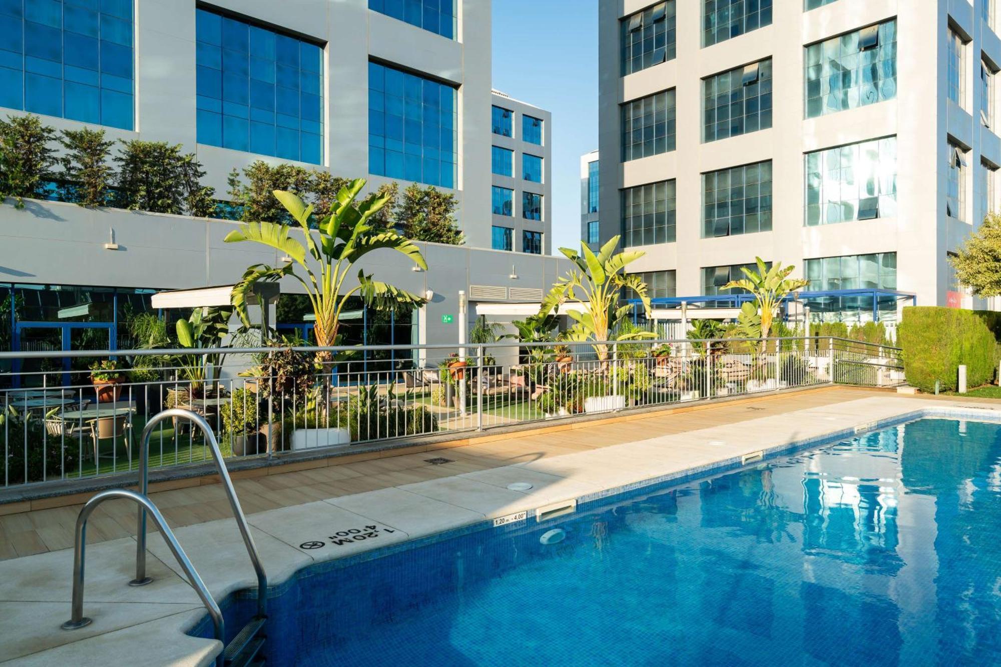 Hilton Garden Inn Sevilla Bagian luar foto