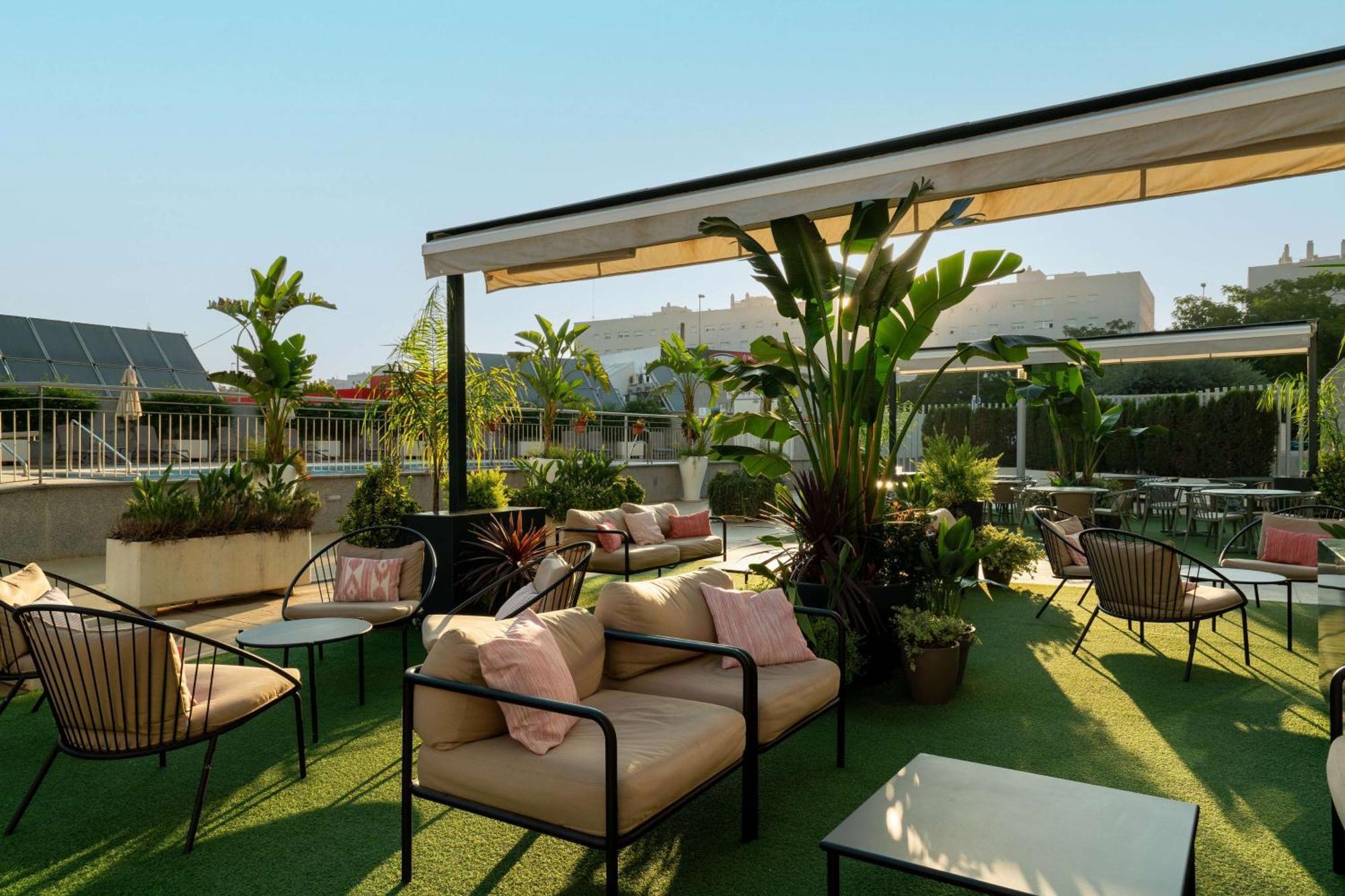 Hilton Garden Inn Sevilla Bagian luar foto