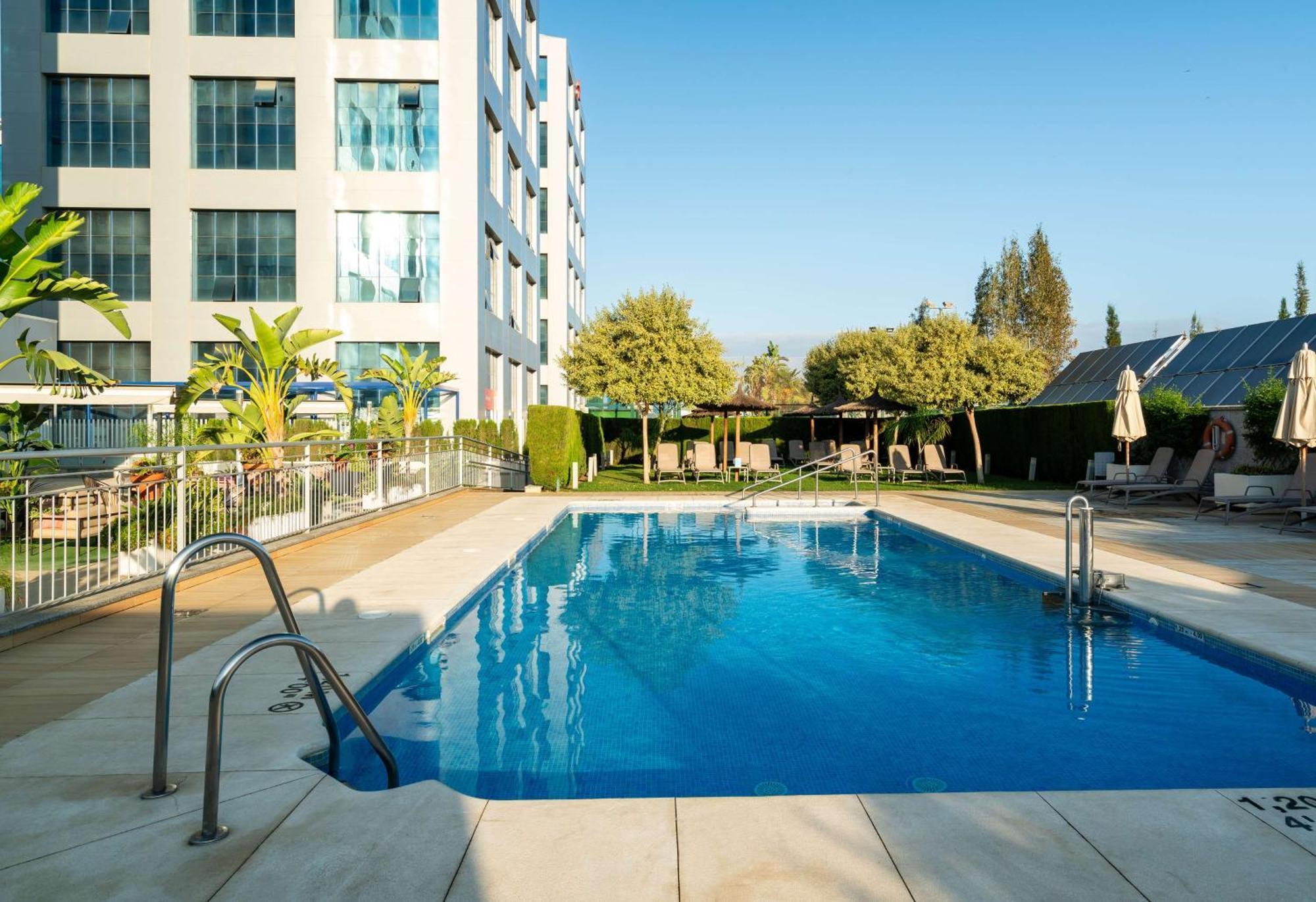 Hilton Garden Inn Sevilla Bagian luar foto