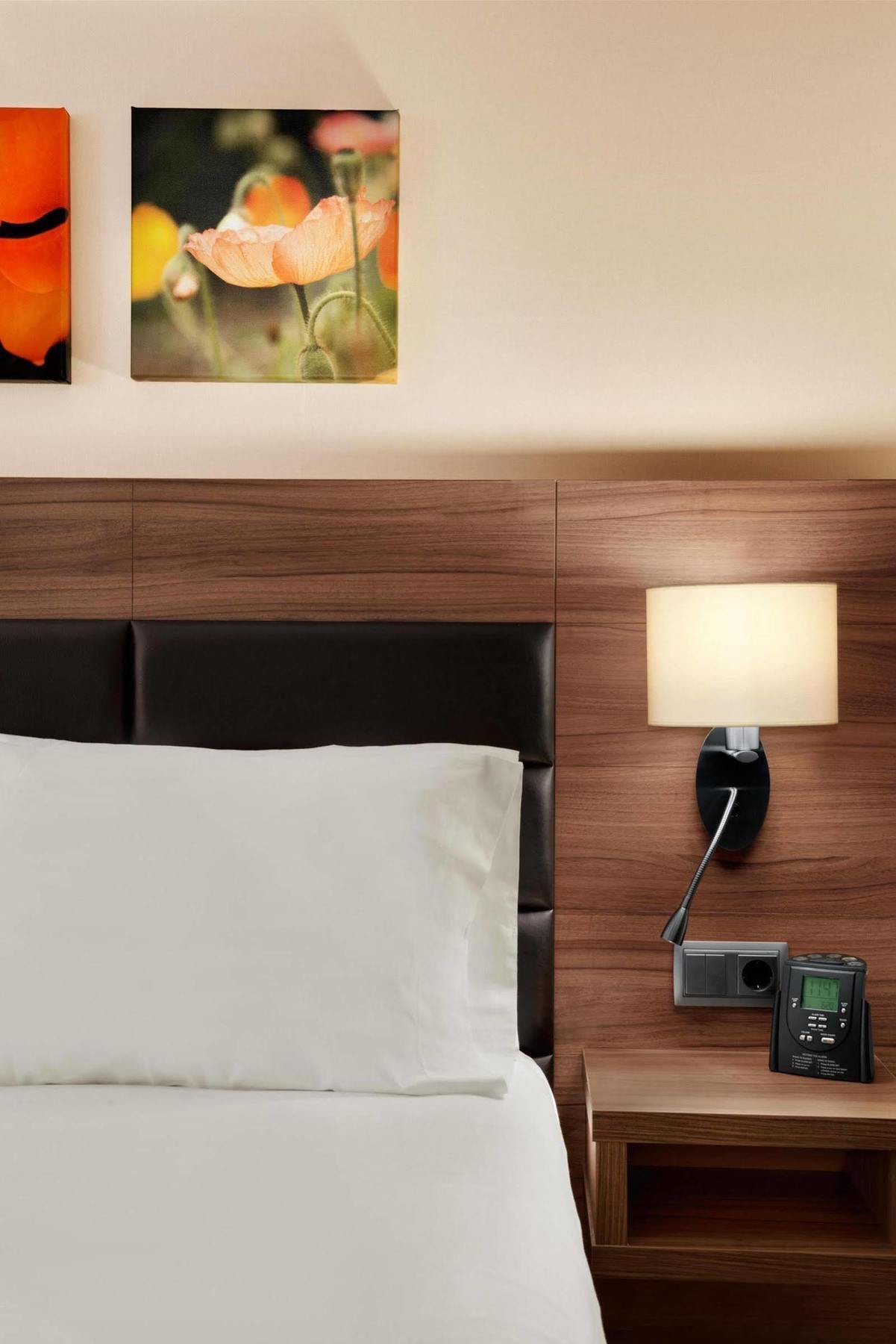 Hilton Garden Inn Sevilla Bagian luar foto